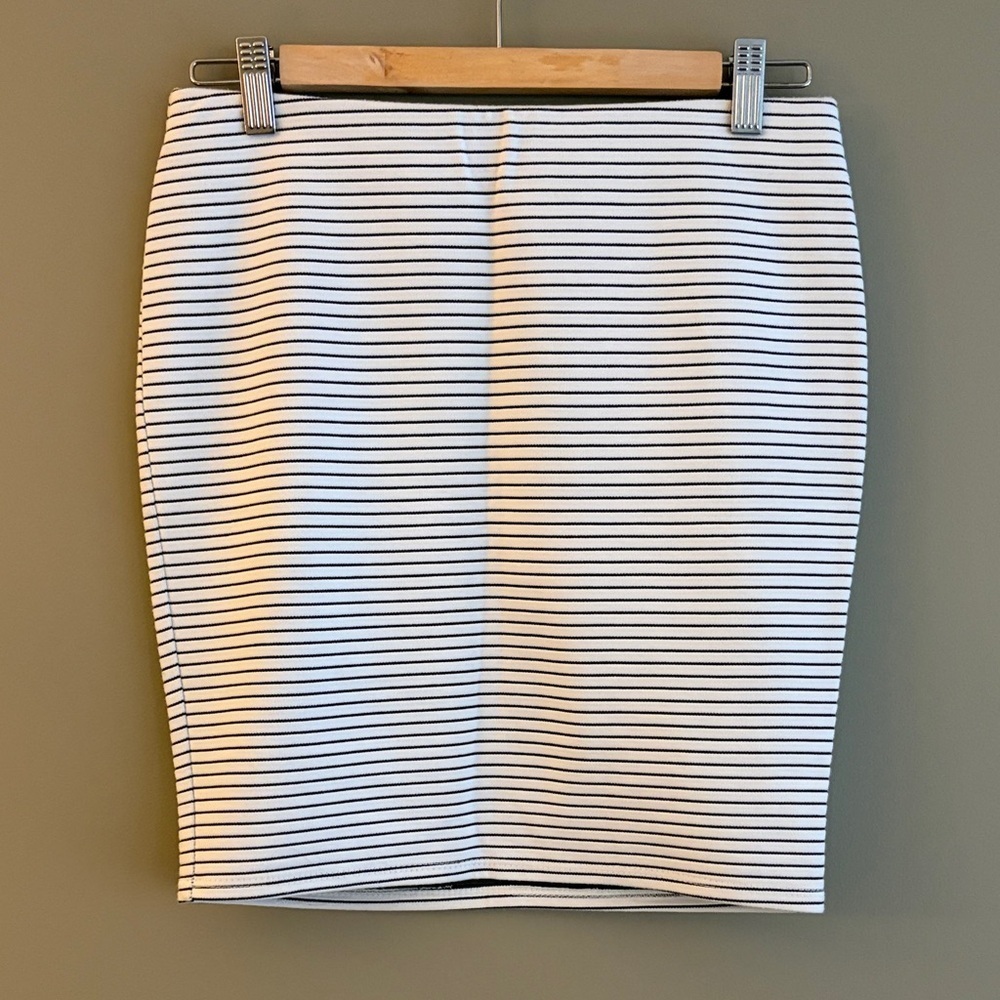 REITMANS White Pencil Skirt with Black Pinstripes size small - Picture 2 of 7